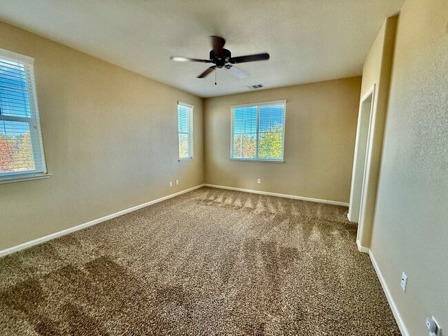 Building Photo - Great Home available immediately