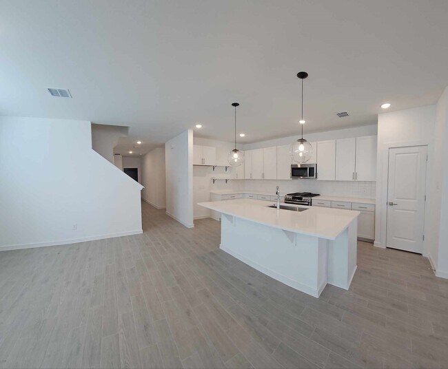 Building Photo - 8430 Bay Oaks Dr