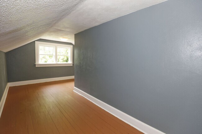 Building Photo - Spacious 4-Bedroom Home with Modern Upgrad...