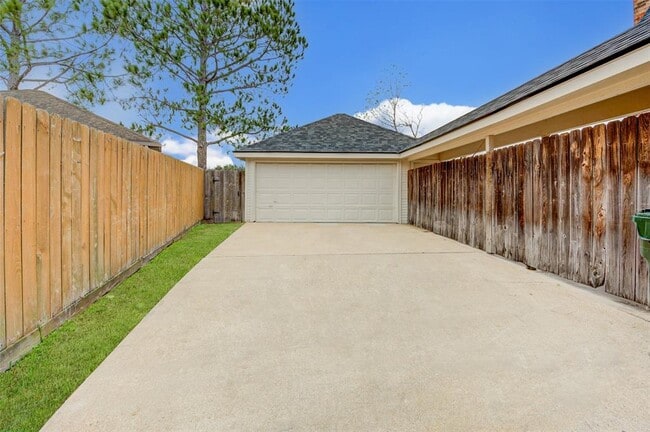Building Photo - 3422 Mesquite Dr