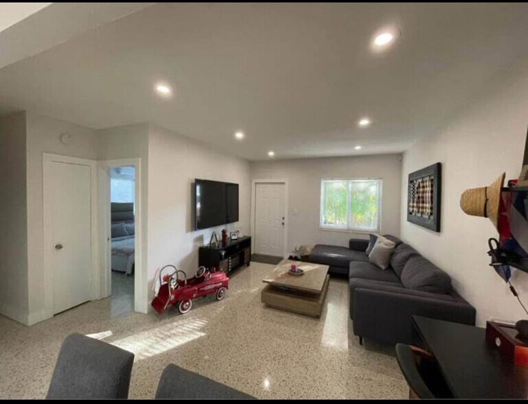 Building Photo - 3315 SW 9th Ter