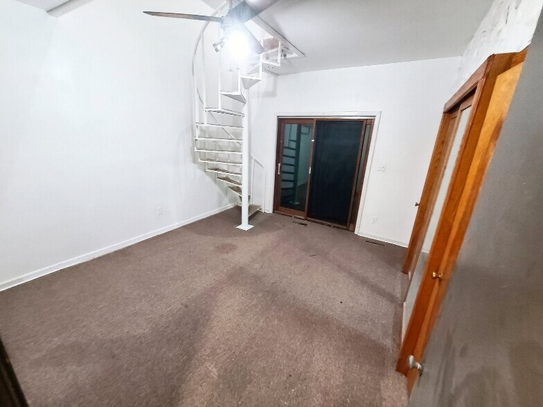 Building Photo - 636 W 17th St