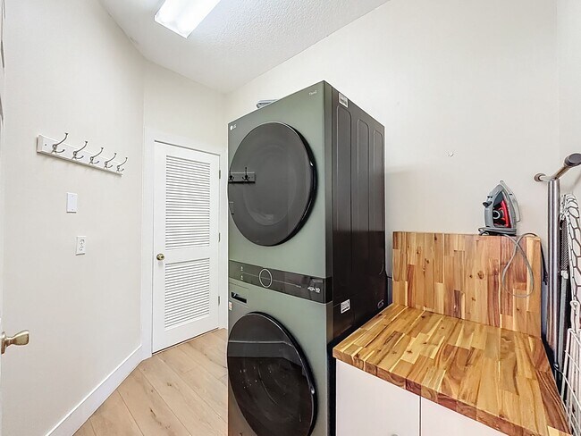 Building Photo - Gorgeous 3 bedroom 2 bath Single Family Home in Delray Beach