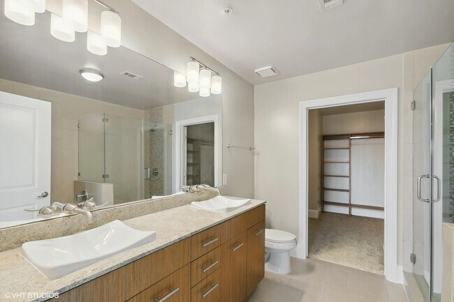Building Photo - Luxury Meets Location – Prime 1 Bed Near H...
