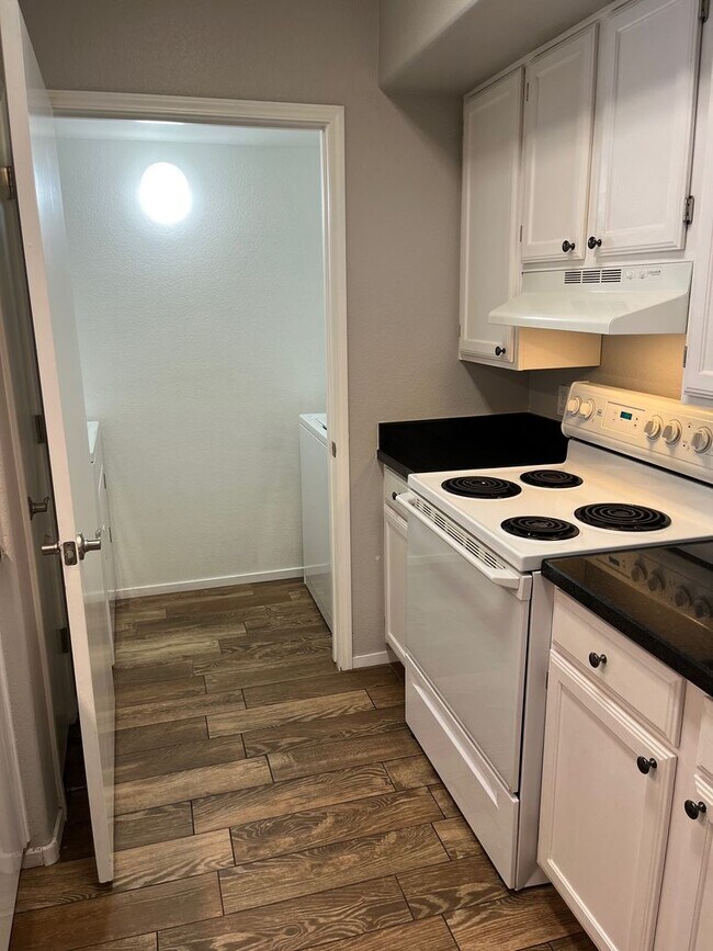 Building Photo - Stunning, fully-remodeled 1 bedroom at Tus...
