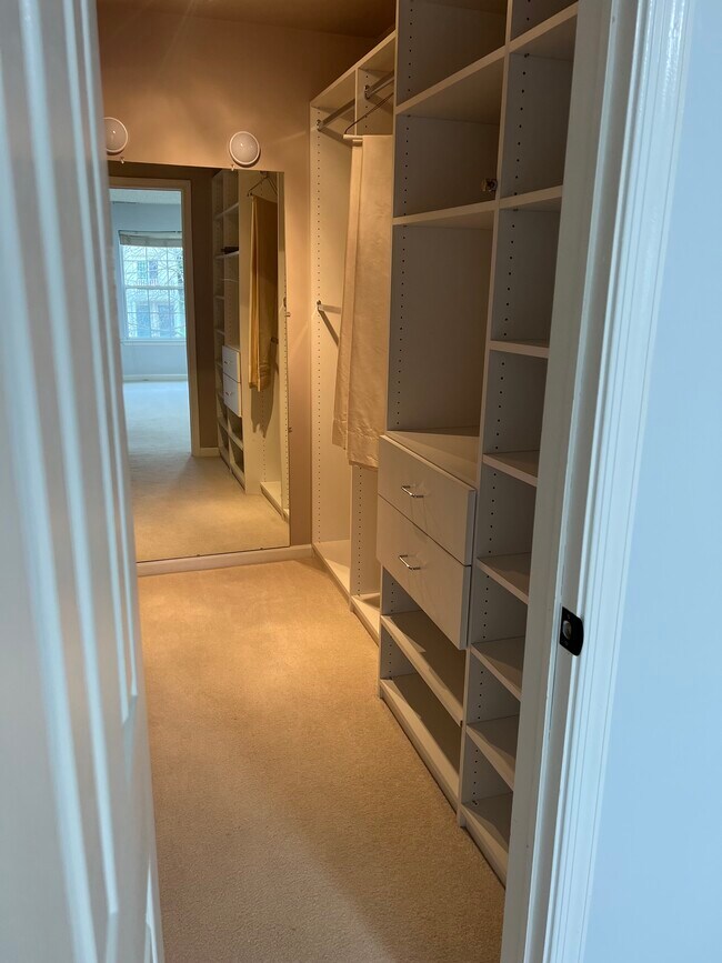 Huge walk-in closer - 1942 Willings Ln