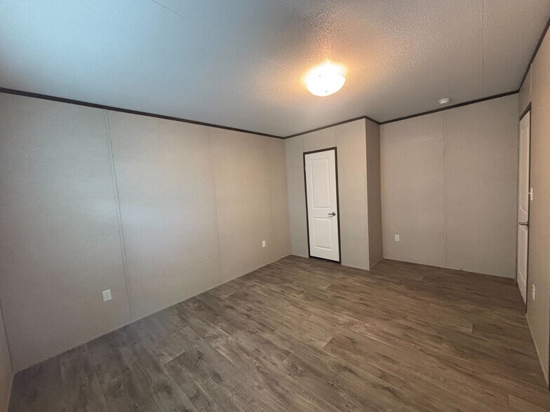 Building Photo - 203 Linda St