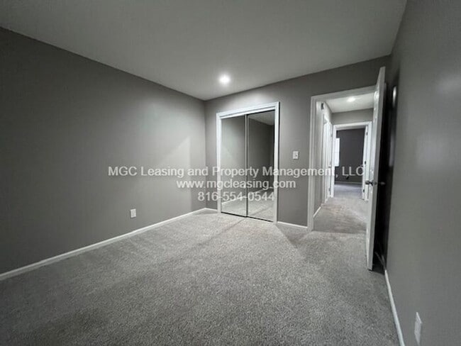 Building Photo - Comfortable 2-Bedroom Living in the Heart of Blue Springs