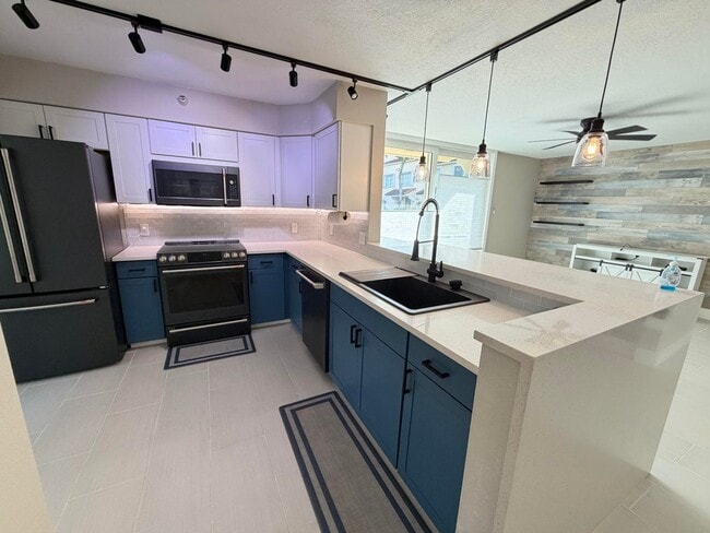 Building Photo - 117 Yacht Club Way