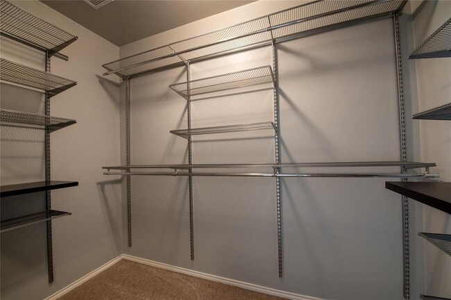 Building Photo - 915 W Heights Hollow Ln