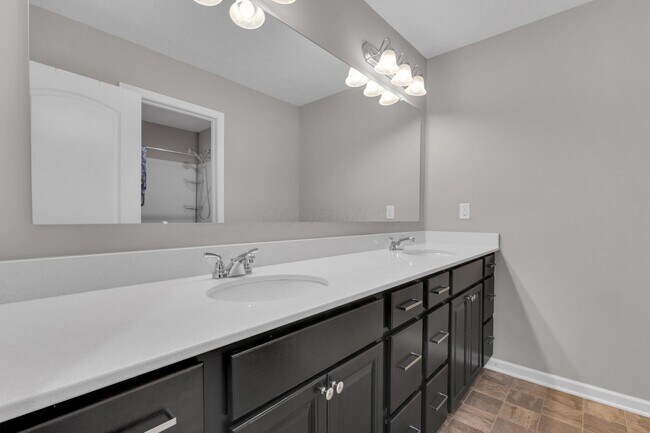 Building Photo - 2390 Glenvale Dr