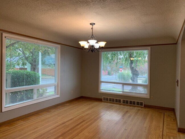 Building Photo - O1100-1106