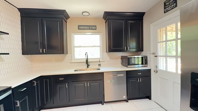 Building Photo - Charming 2BR with Sunroom, Hardwood Floors & Lawn Care Included
