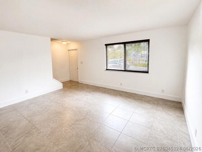 Building Photo - 5728-5728 Blueberry Ct