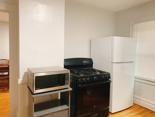 Kitchen appliances - 853 Ackerman Ave