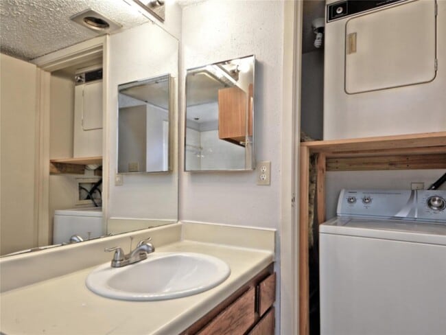 Building Photo - 7111 Brendam Ln