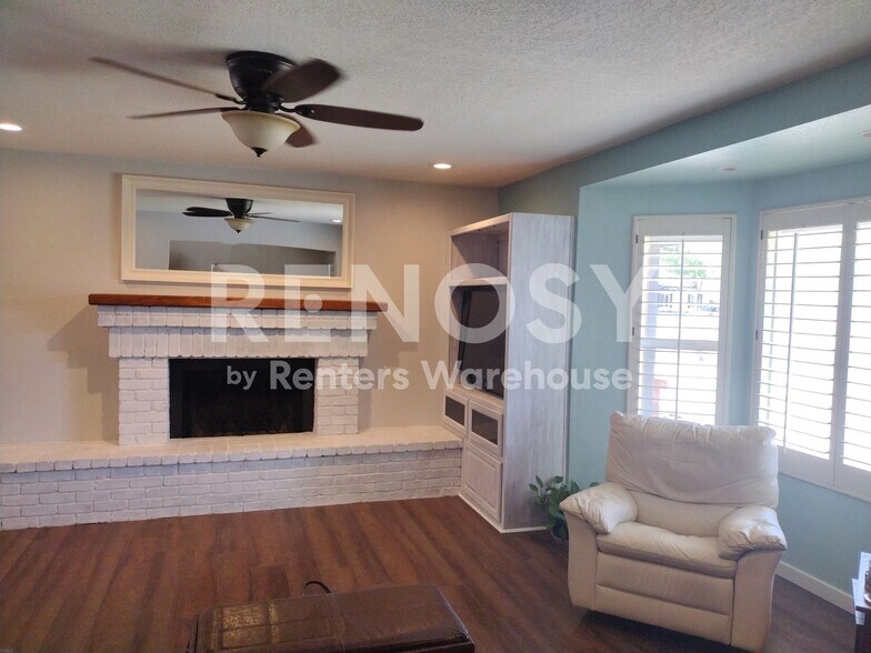 Building Photo - 2124 N Lazona Dr