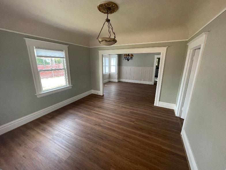 Building Photo - 1127 Elgin St