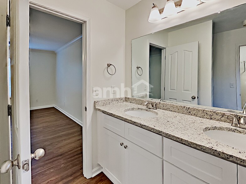 Building Photo - 2627 Mission Ridge Dr