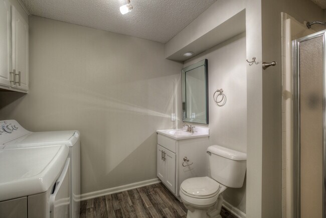 Building Photo - Convenient location! Side Split in Western Omaha.