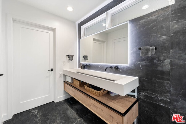 Building Photo - 3541 Multiview Dr