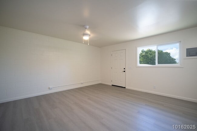 Building Photo - Immaculate, Renovated 1BR/1BA/1 compact pk...