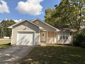 Building Photo - Beautiful updated 3 Bedroom 2 Bathroom Hom...