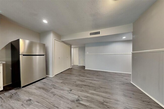 Building Photo - 18311 Navajo Trail Dr