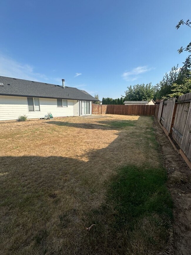 Building Photo - Beautiful single story on large lot in lov...