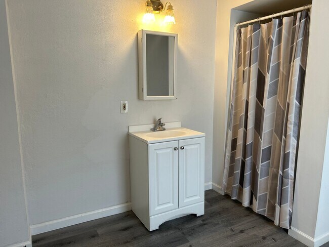 Building Photo - Accepting Section 8 - 3 Bedroom 1 Bath Hom...