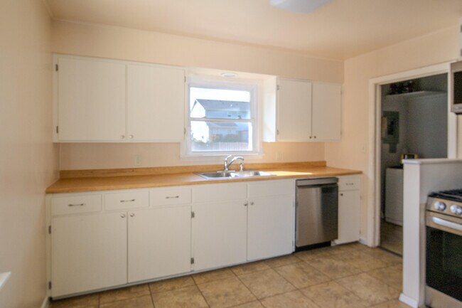 Building Photo - 1857 Willow Rd