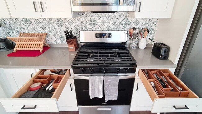 Building Photo - 721 E 22nd St