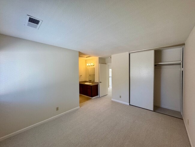 Building Photo - Spacious Townhouse in the Desired Bancroft...