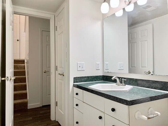 Building Photo - Four Bedroom Home in Kentwood