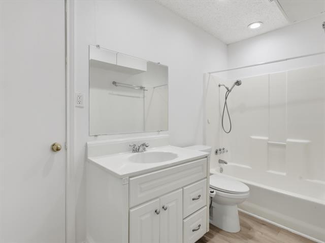 Building Photo - 2050 Lorient Dr