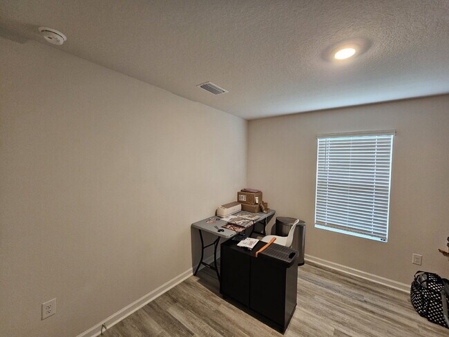 Building Photo - "Experience Comfort and Style in this 4-Bed Oasis with Granite Elegance"