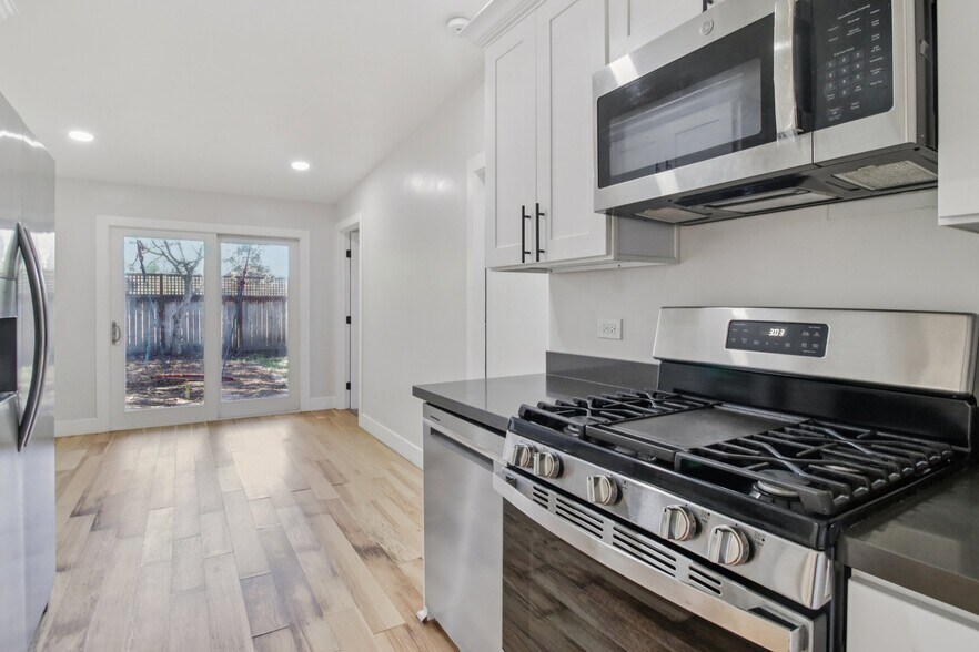 Building Photo - 30 Bloomfield Rd