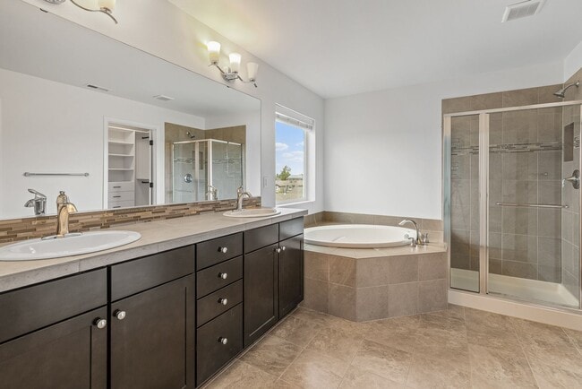 Building Photo - Immediately available 4-bedroom 3.5 bath