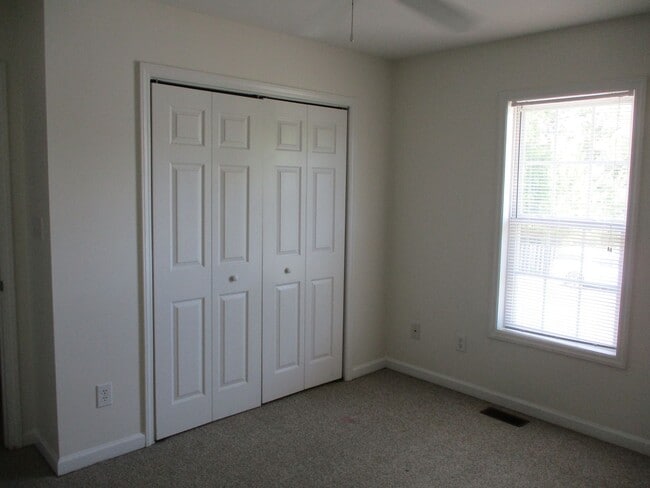 Building Photo - 402 Johns Way