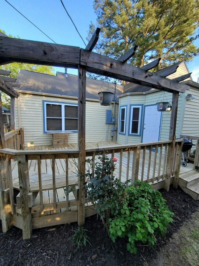 Building Photo - 528 N Shore Rd
