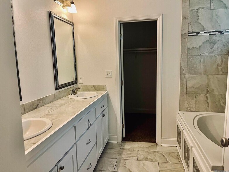 Building Photo - 10836 Field Pointe Dr
