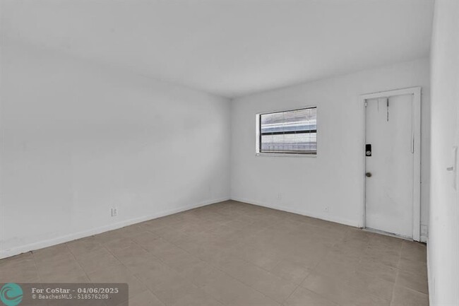 Building Photo - 5740 NW 27th Ct