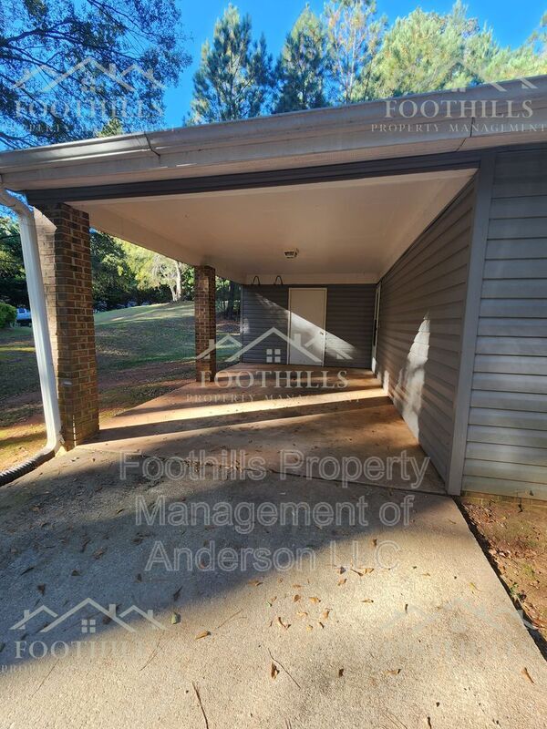 Building Photo - 305 Green Forest Dr