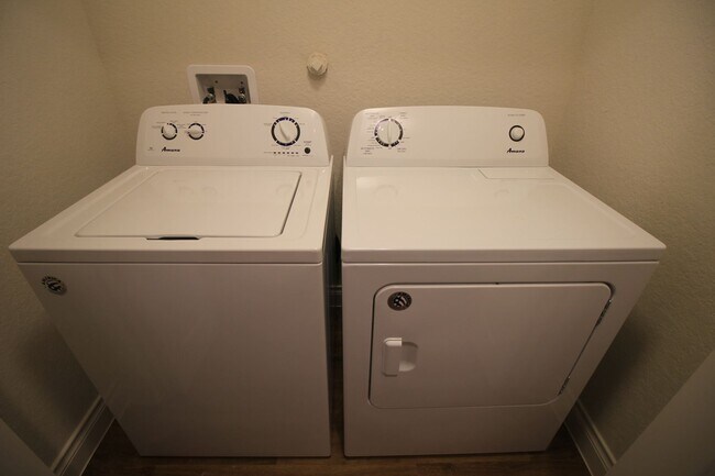Building Photo - 3/2.5/1.5 Duplex /Easy access to I-35 / Fridge, Washer, Dryer / Fenced in yard / NBISD