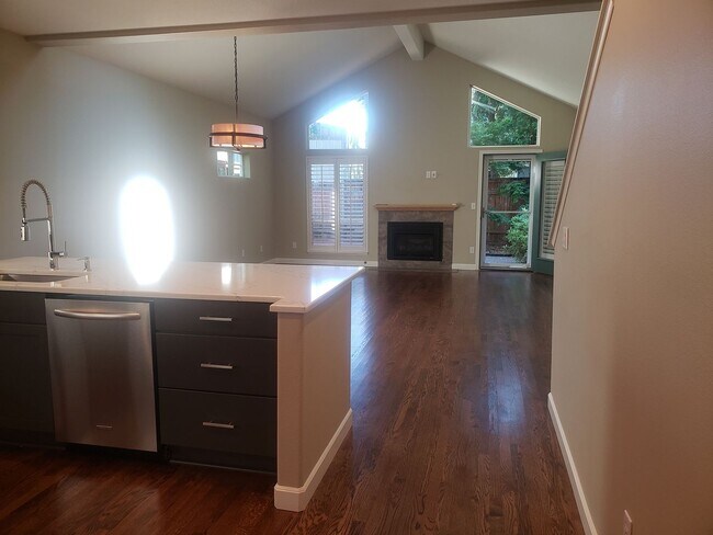 Building Photo - Wonderful John's Landing Updated Townhouse...