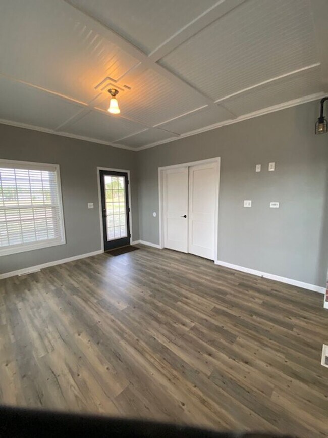 Building Photo - Amazing, Recently Renovated2 Bed 1 Bath Ho...