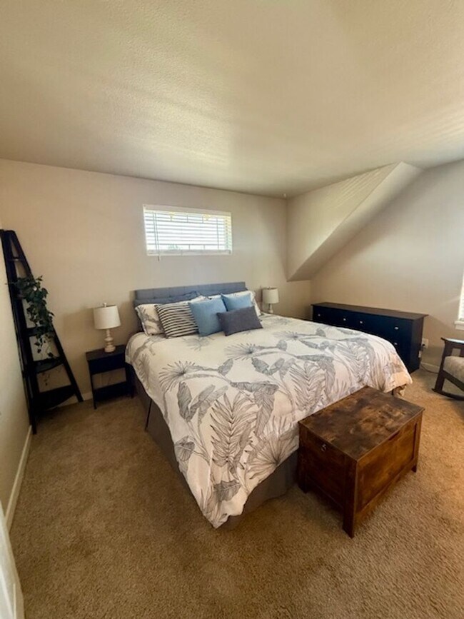 Building Photo - Spacious 3-Bedroom Home with Bonus Room in...