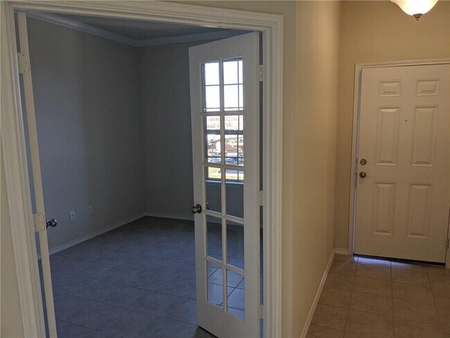 Building Photo - 1013 Cliffbrake Wy