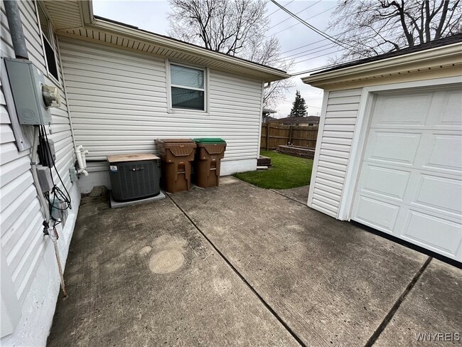 Building Photo - 13 Satinwood Dr