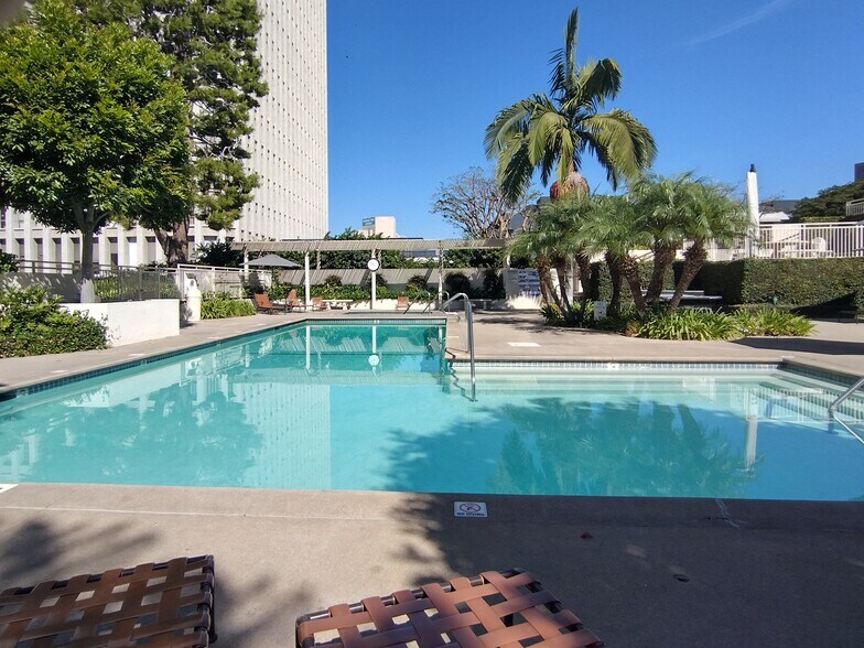 Large heated pool & Jacuzzi - 121 S Hope St